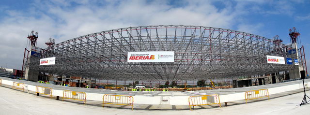 Panor�mica de la izada de la cubierta del futuro hangar de Iberia en el aeropuerto del Prat (Barcelona)